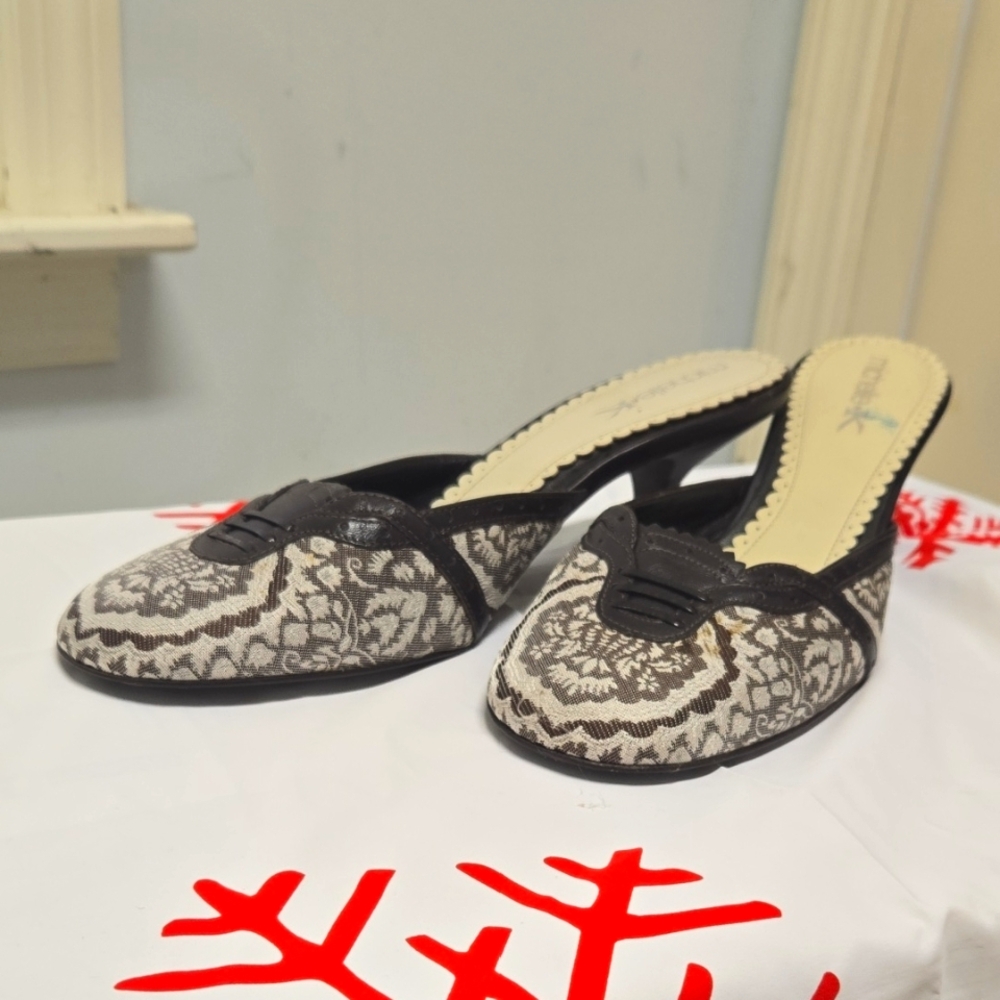 NEW MICHELLE K kitten Heel Sz 10